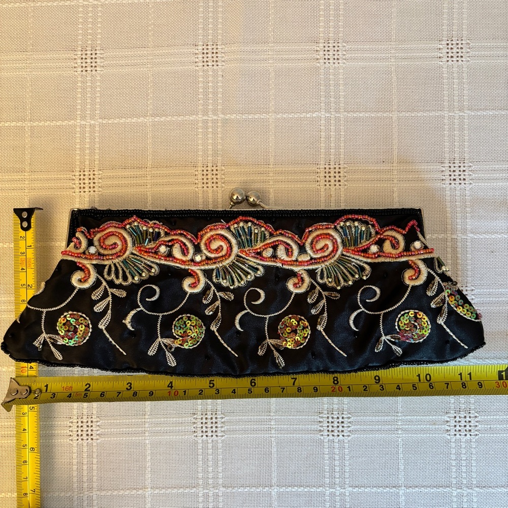 *SOLD* Vintage 90s ALDO Beaded and Sequin Clutch - Picture 4 of 8